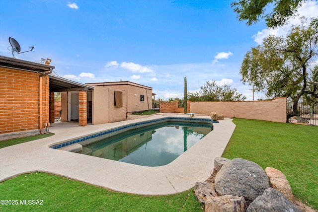 view of pool featuring a yard