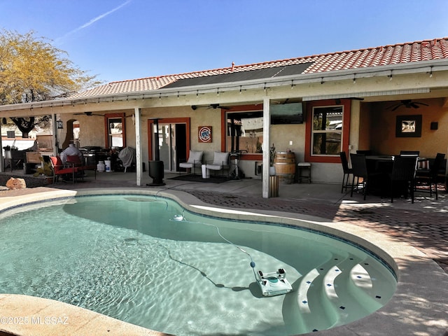 view of swimming pool with a patio area and ceiling fan