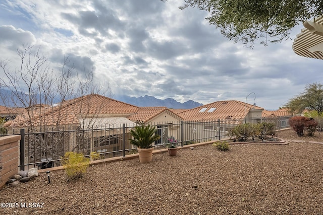 view of yard with a mountain view