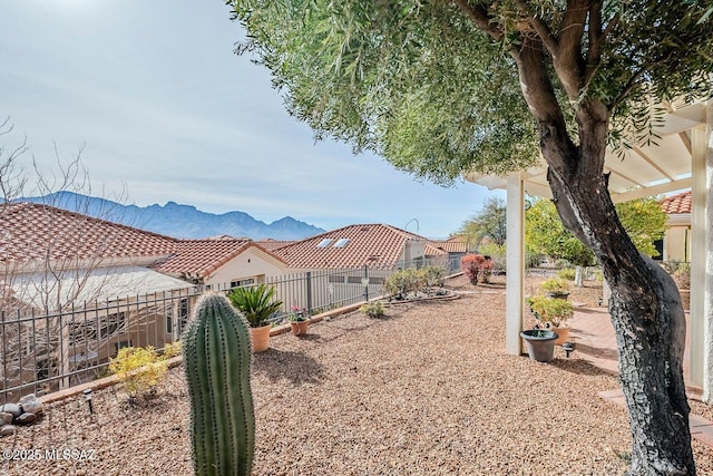 view of yard featuring a mountain view