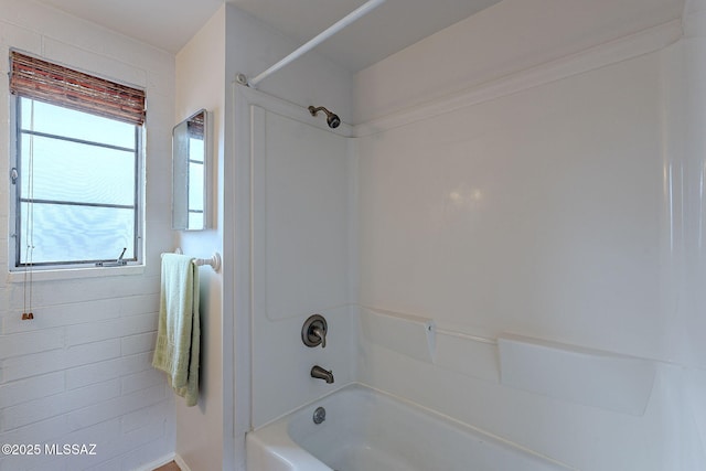 bathroom with bathtub / shower combination