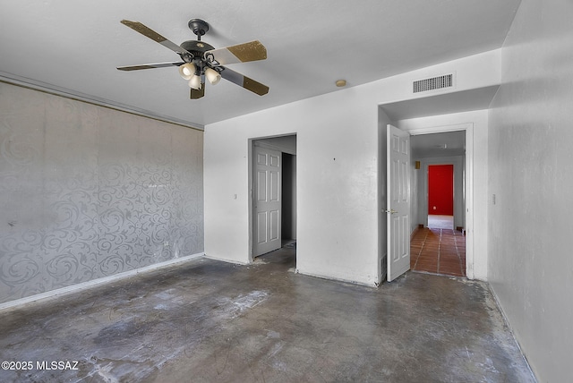 empty room featuring ceiling fan