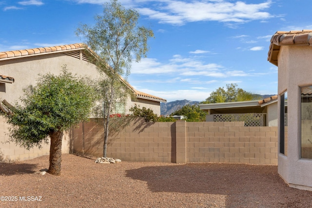 view of yard featuring a mountain view