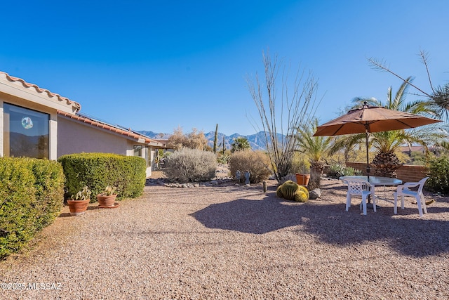 view of yard featuring a mountain view