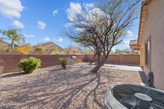 view of patio / terrace with ceiling fan, an outdoor kitchen, and a grill