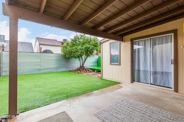 view of yard featuring a patio area