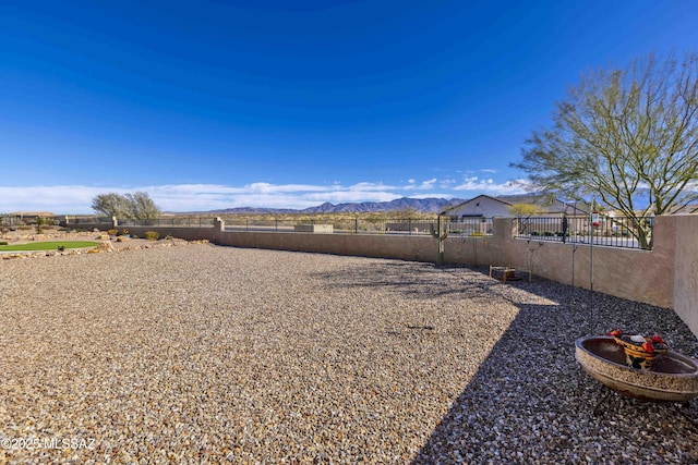 view of yard featuring a mountain view