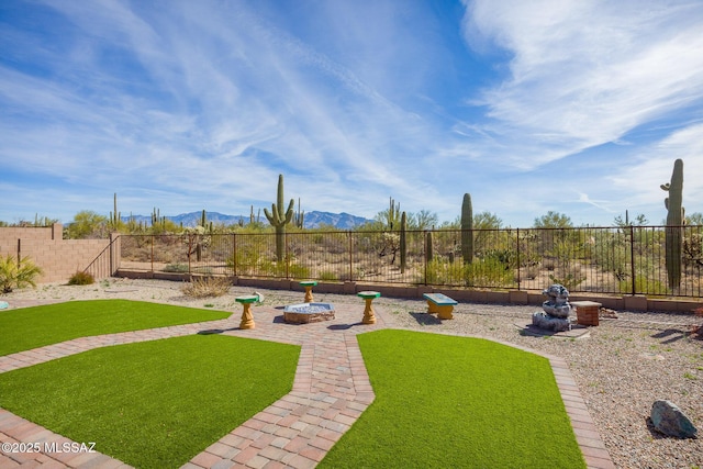 view of yard featuring a mountain view