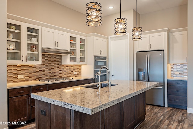 kitchen featuring sink, hanging light fixtures, a center island with sink, appliances with stainless steel finishes, and dark hardwood / wood-style floors