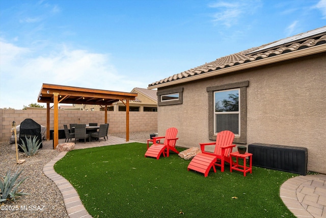 view of yard featuring a patio