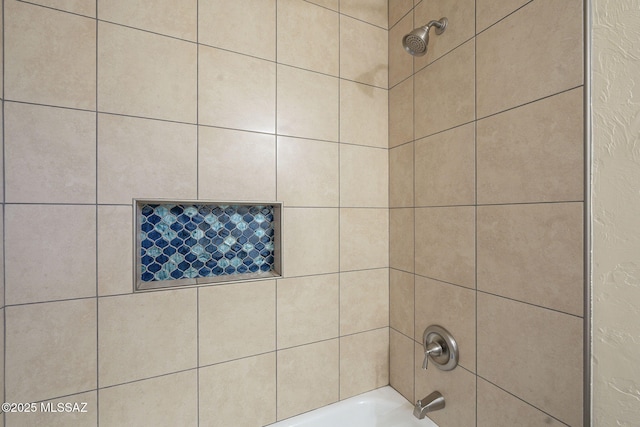 bathroom with tiled shower / bath