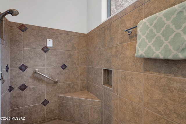 bathroom featuring a tile shower