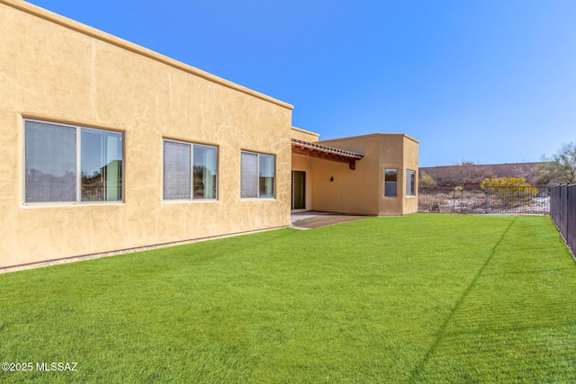 back of house featuring a lawn