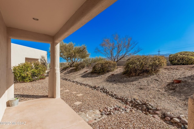 view of yard featuring a patio area