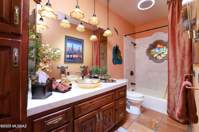 925 N Rancho Del Jefe Loop, Tucson, AZ 85748 - full bathroom featuring shower / tub combo with curtain, tile patterned flooring, toilet, and vanity