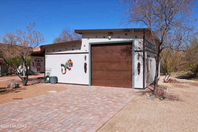 925 N Rancho Del Jefe Loop, Tucson, AZ 85748 - garage with decorative driveway