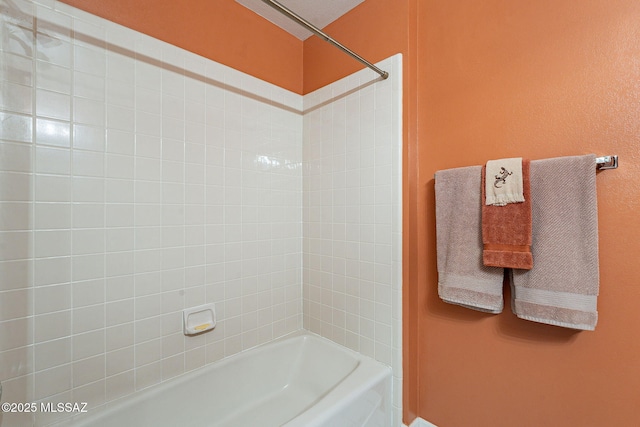 bathroom featuring tiled shower / bath combo