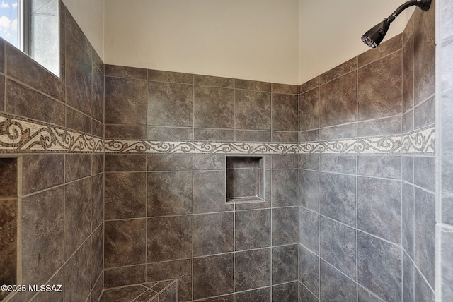 details featuring tiled shower