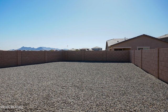 view of yard featuring a mountain view