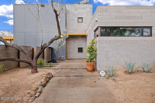 view of front of house featuring fence