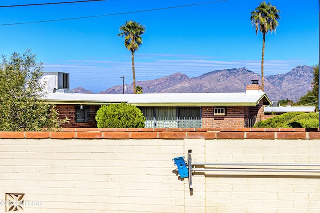 view of front of house featuring a mountain view