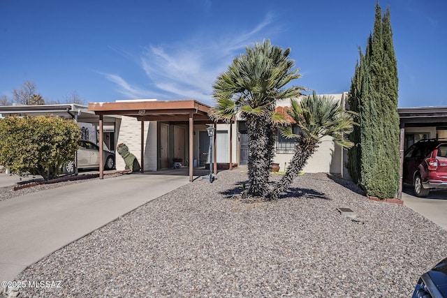 view of front facade featuring a carport