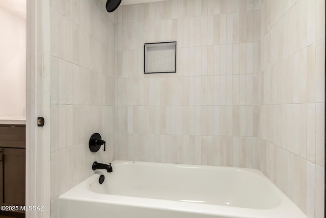 bathroom with tiled shower / bath