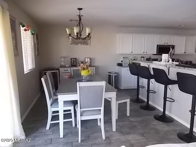 dining space with a notable chandelier