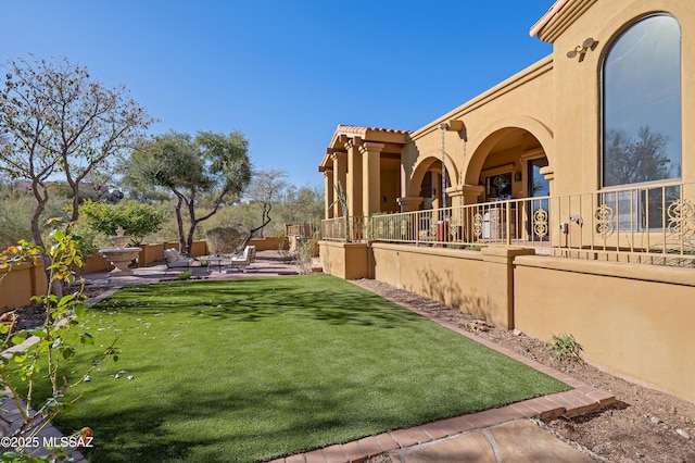 view of yard featuring a patio area