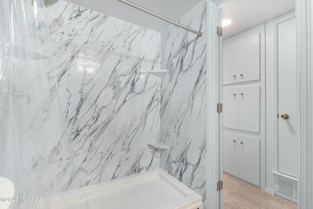 bathroom featuring a tile shower