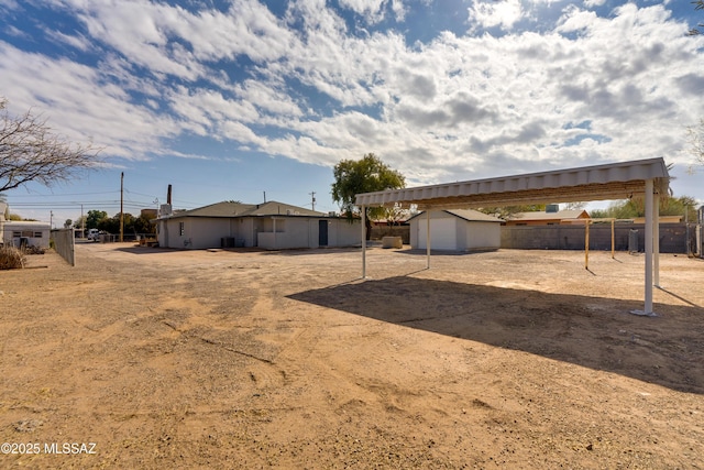 view of yard with a storage unit