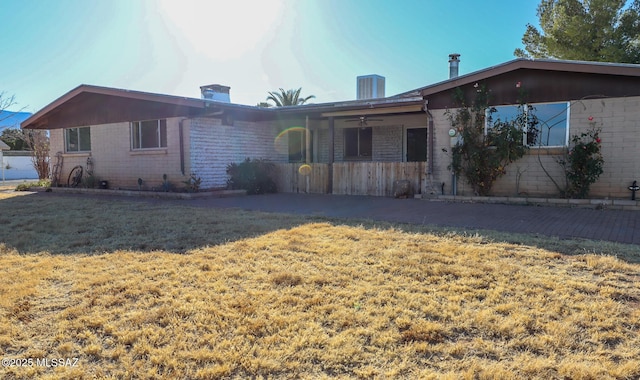 view of front of property with a front yard