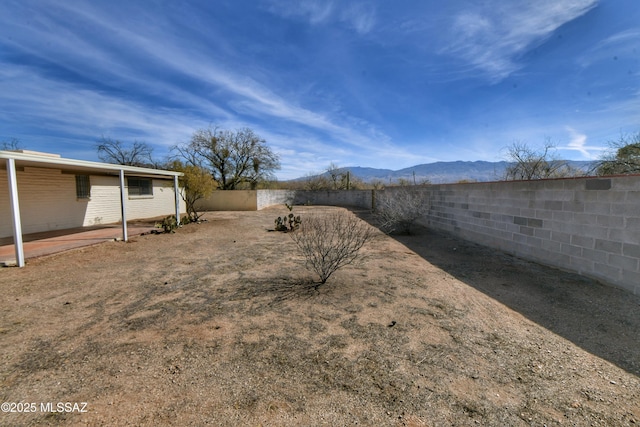 view of yard with a mountain view