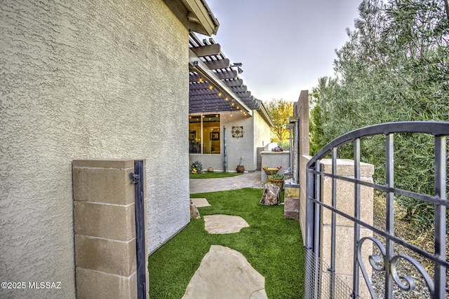 view of yard featuring a pergola