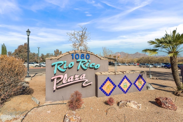 community / neighborhood sign featuring a mountain view