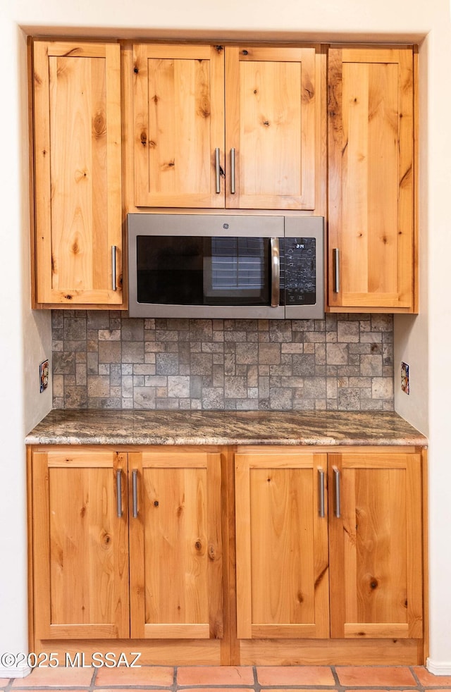 kitchen with decorative backsplash