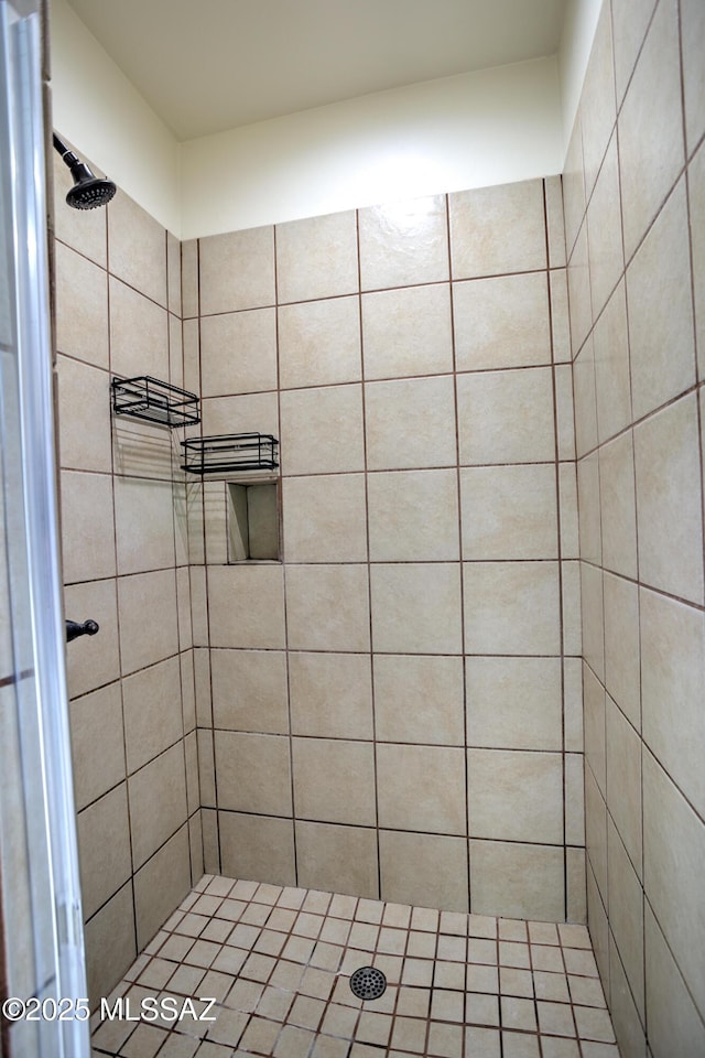 bathroom featuring tiled shower