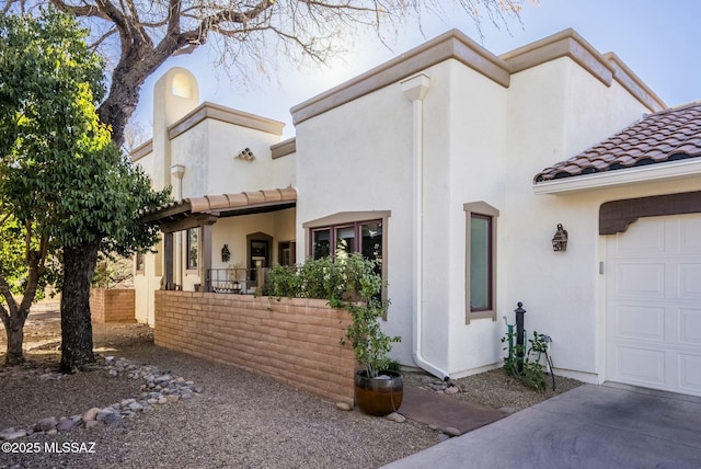 view of front of property featuring a garage