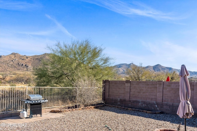 view of yard featuring a mountain view