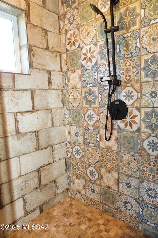 room details featuring a tile shower