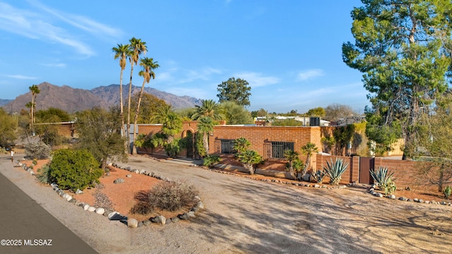 view of front of property featuring a mountain view