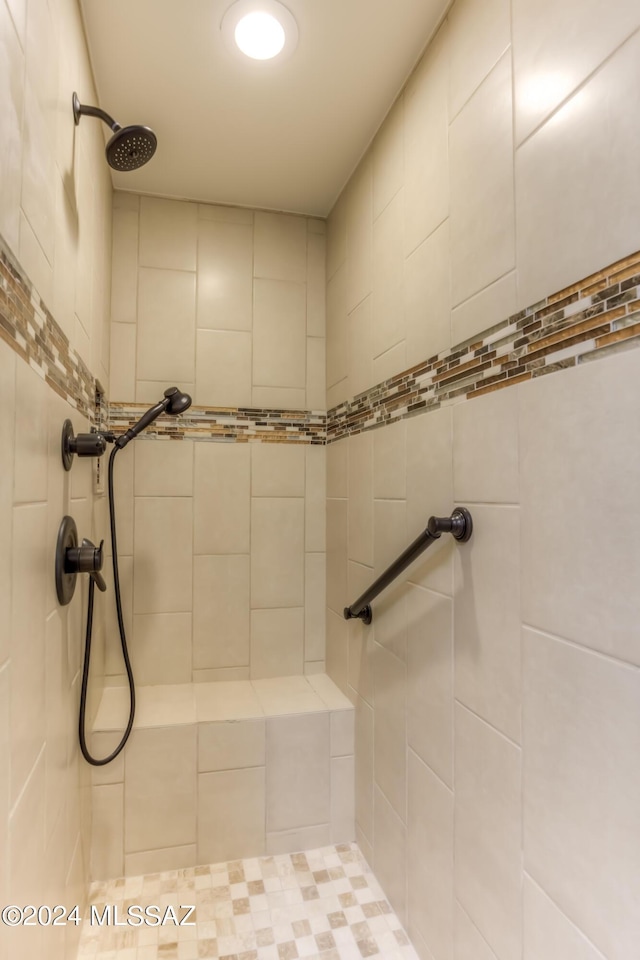 bathroom featuring a tile shower