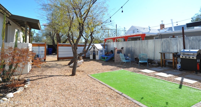 view of yard with a storage unit