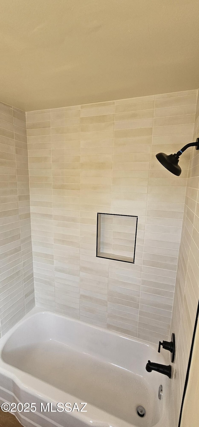 bathroom featuring tiled shower / bath combo