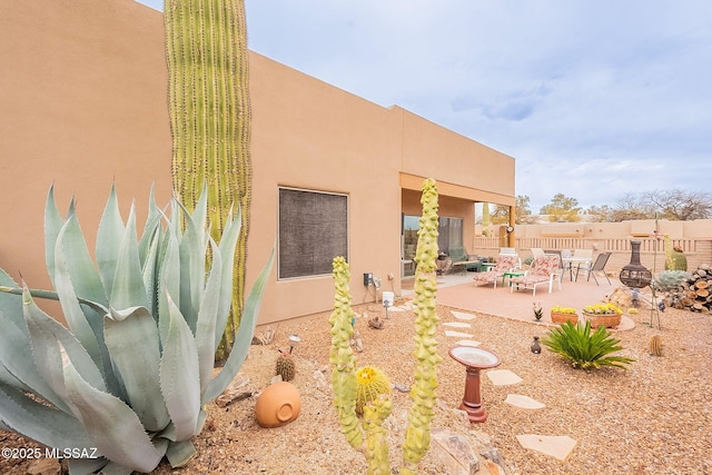 view of yard featuring a patio