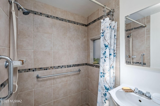 bathroom featuring a shower with curtain and sink