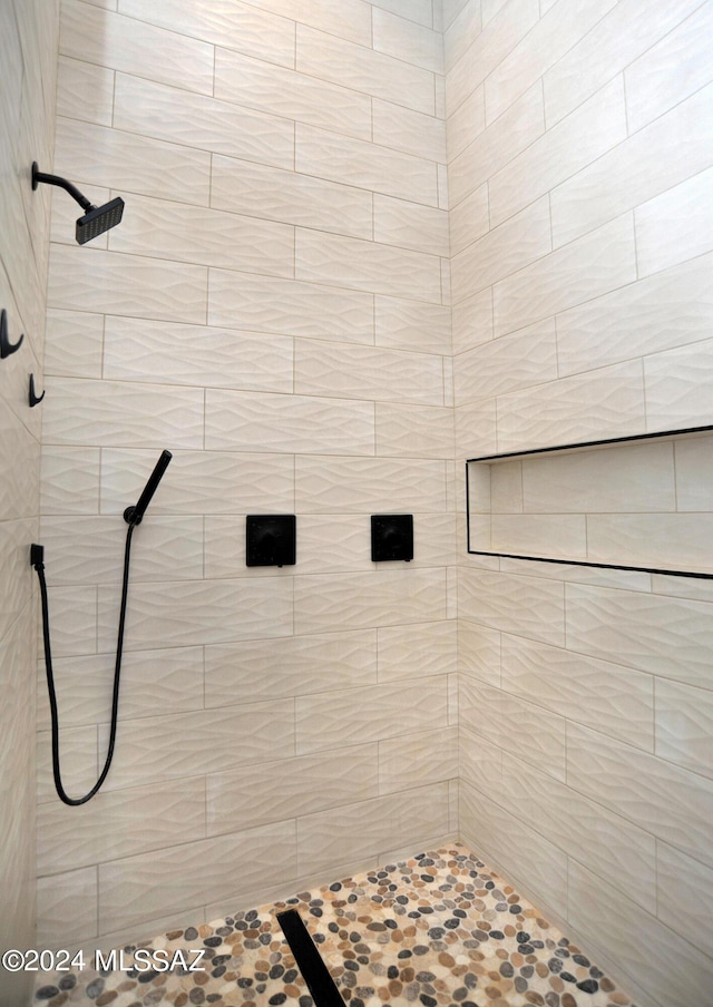 bathroom featuring a tile shower