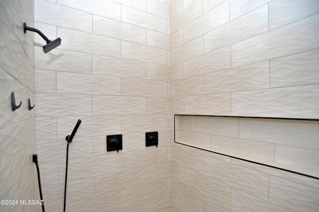 bathroom featuring tiled shower