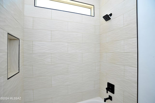 bathroom featuring tiled shower / bath combo