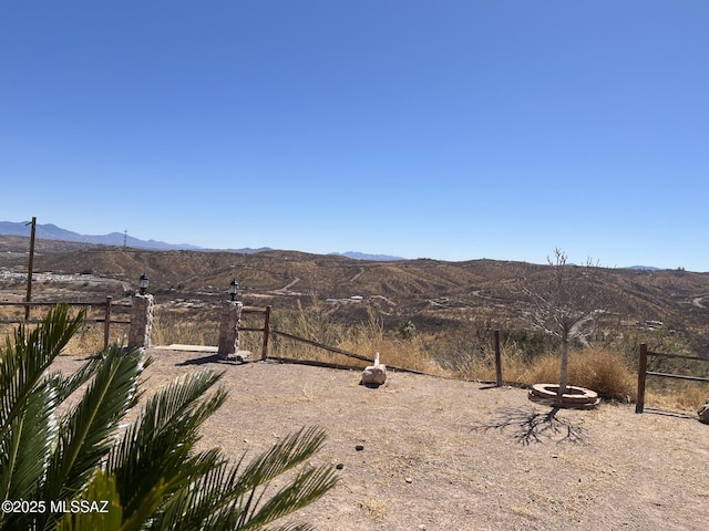 view of yard with fence and a mountain view